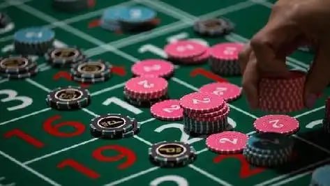 Tampilan dashboard multi-permainan dengan meja dealer, slot, dan pasar sepak bola